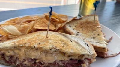 Reuben sandwich with kettle chips